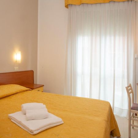 Hotel Carnaby Rimini Exteriör bild
