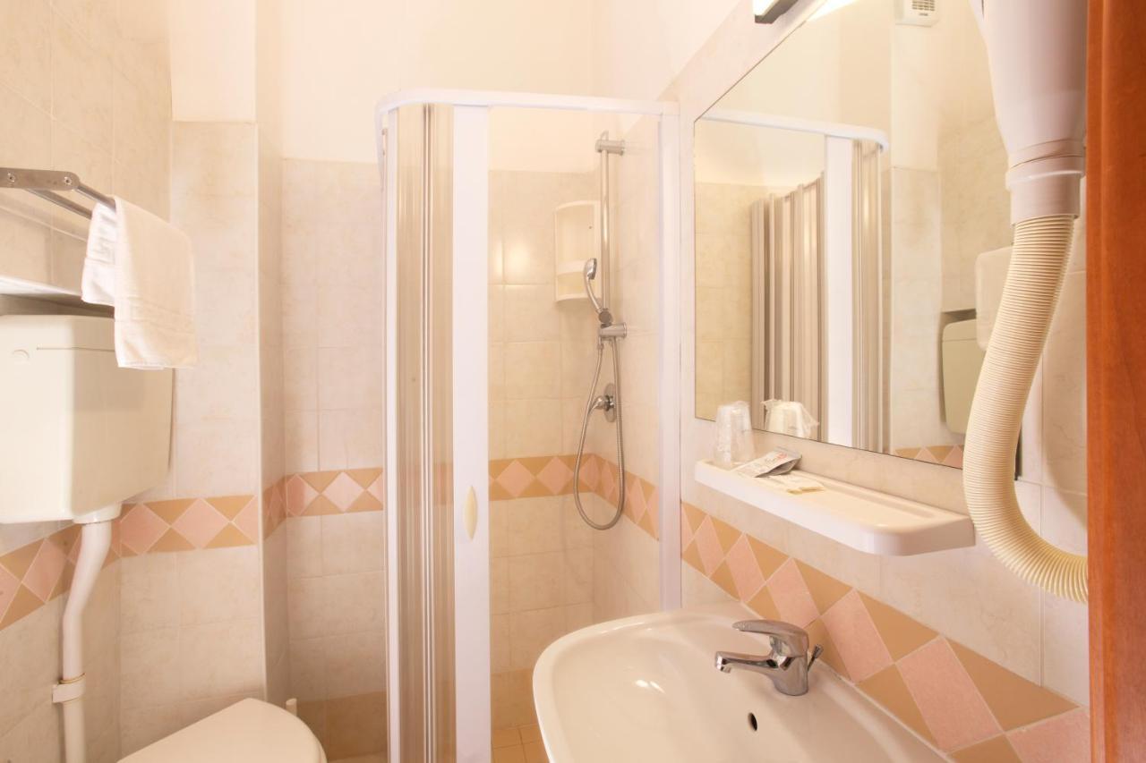 Hotel Carnaby Rimini Exteriör bild