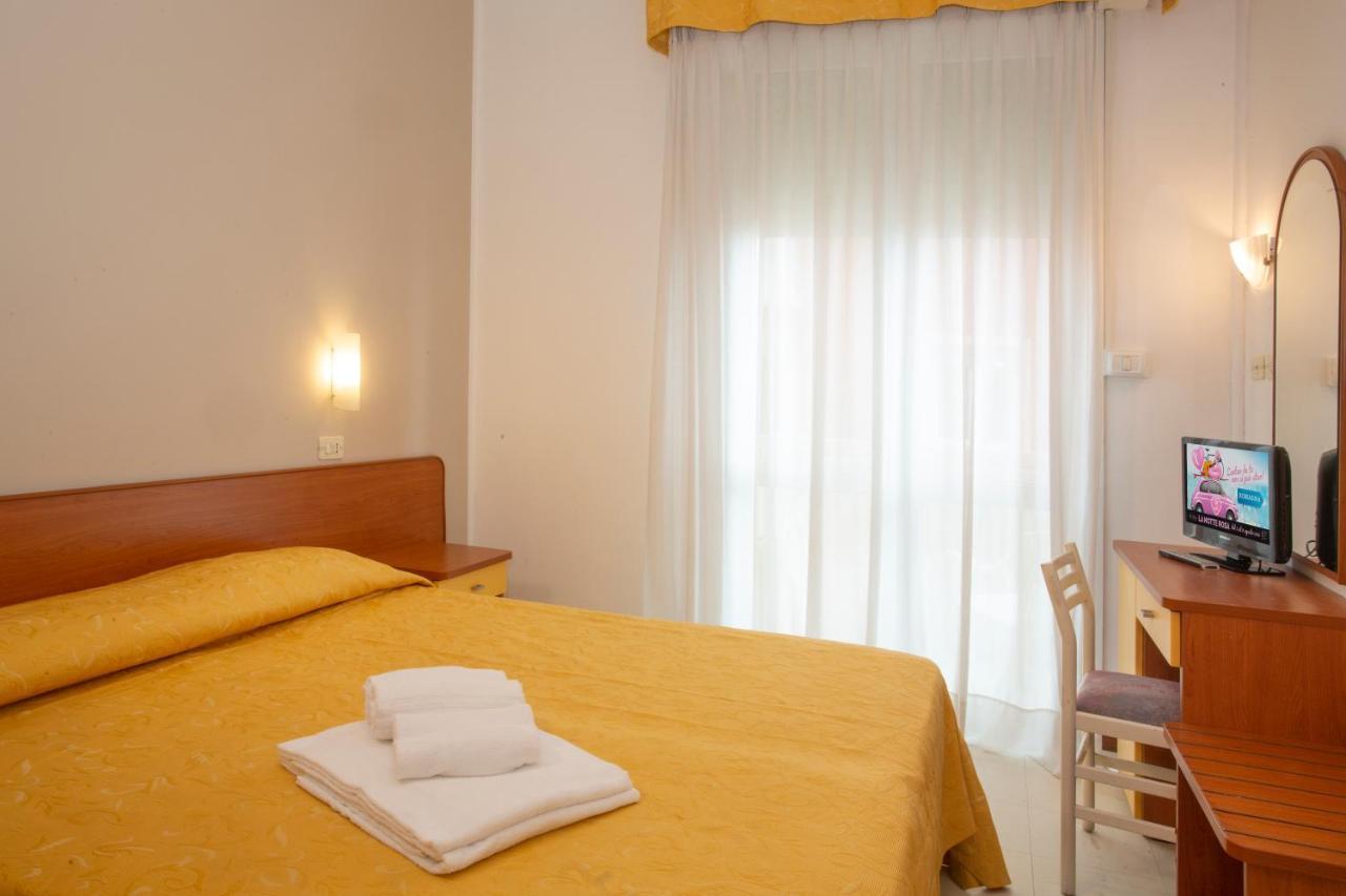Hotel Carnaby Rimini Exteriör bild