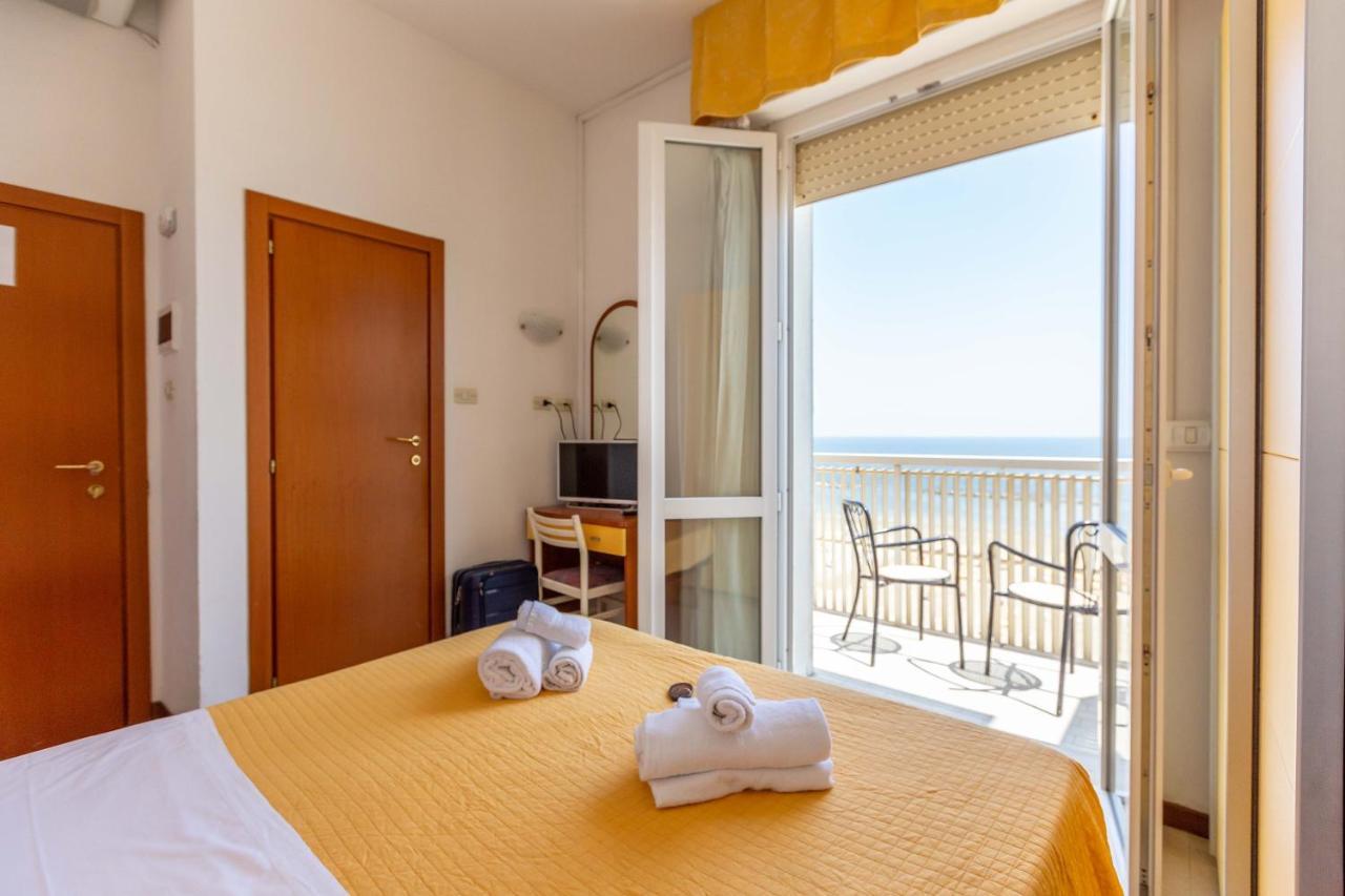 Hotel Carnaby Rimini Exteriör bild