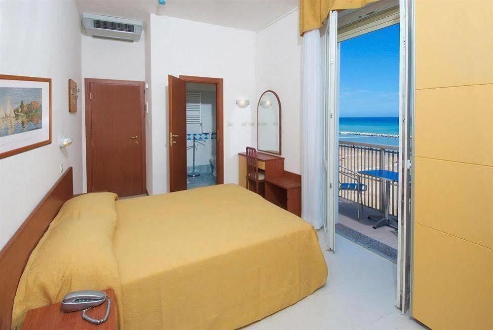 Hotel Carnaby Rimini Exteriör bild