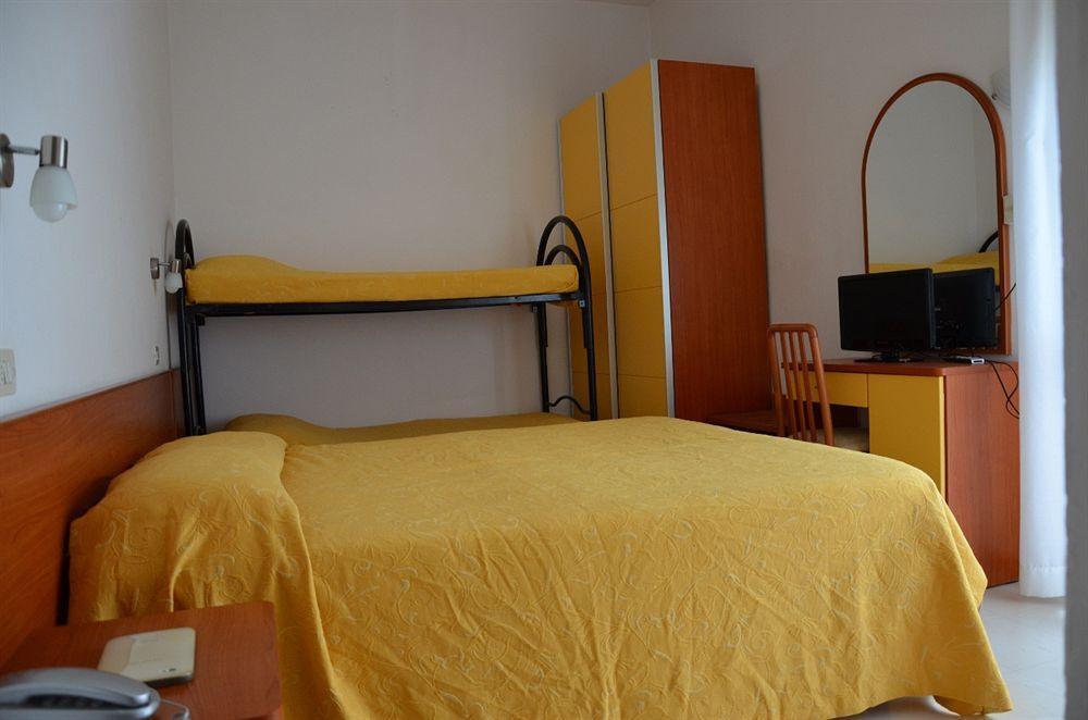 Hotel Carnaby Rimini Exteriör bild
