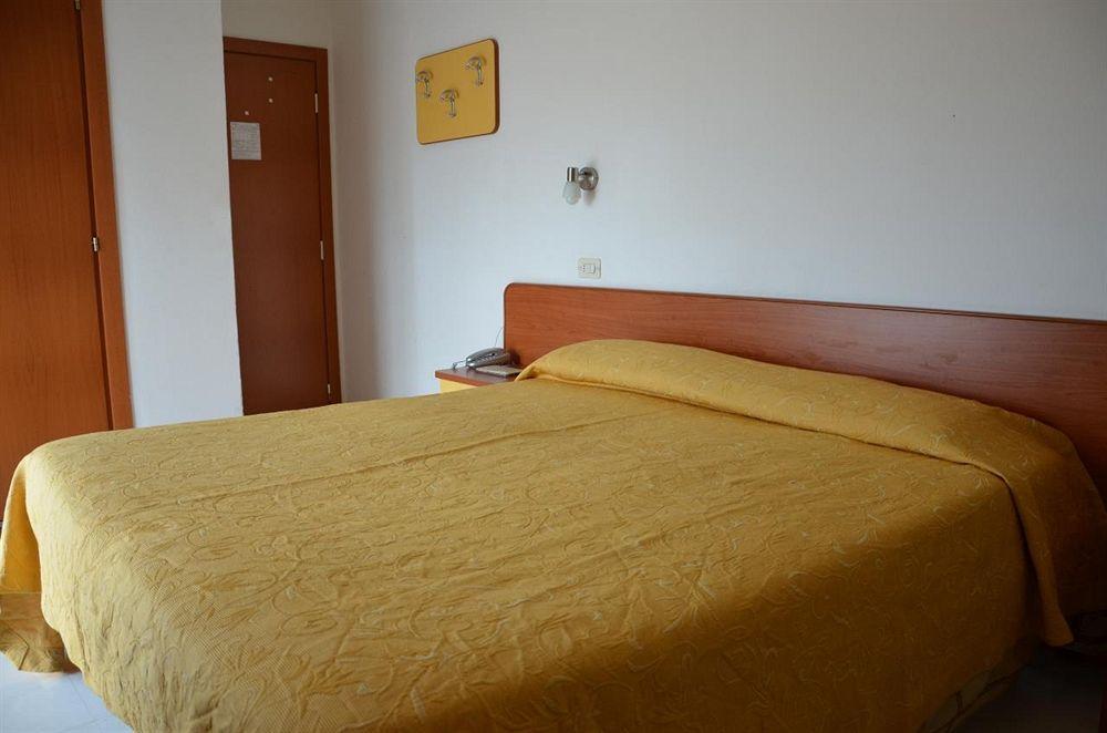 Hotel Carnaby Rimini Exteriör bild