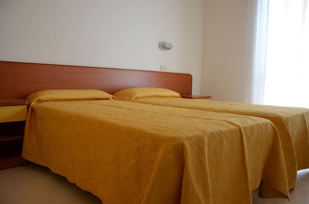 Hotel Carnaby Rimini Exteriör bild