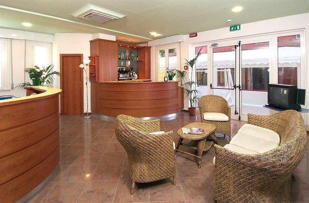 Hotel Carnaby Rimini Exteriör bild