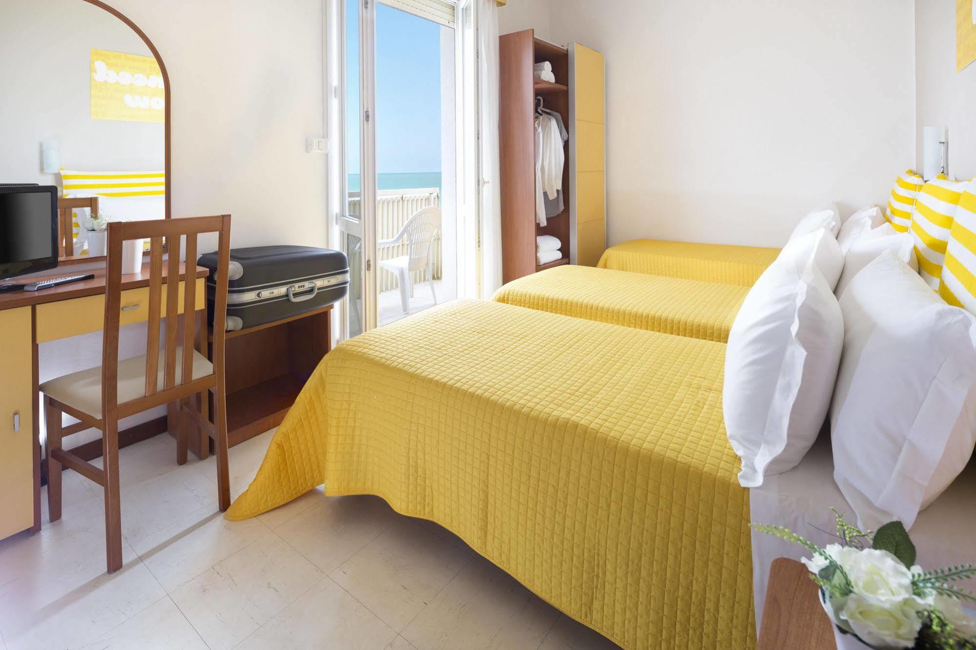 Hotel Carnaby Rimini Exteriör bild